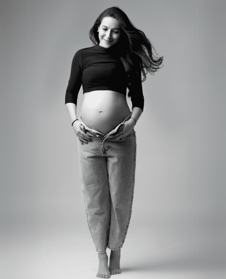 Women is Smile btw there shoot best Maternity photographer